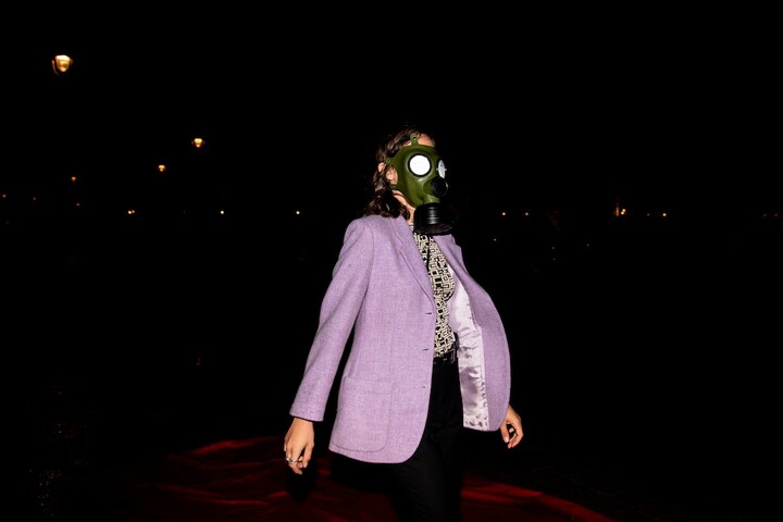 «<small class="fine d-inline"> </small>Le climat est une victime de la mode<small class="fine d-inline"> </small>» : à Paris, des activistes perturbent le défilé Louis Vuitton