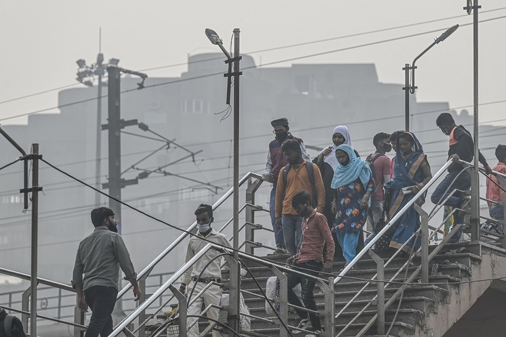 En plein brouillard de pollution, New Delhi se confine