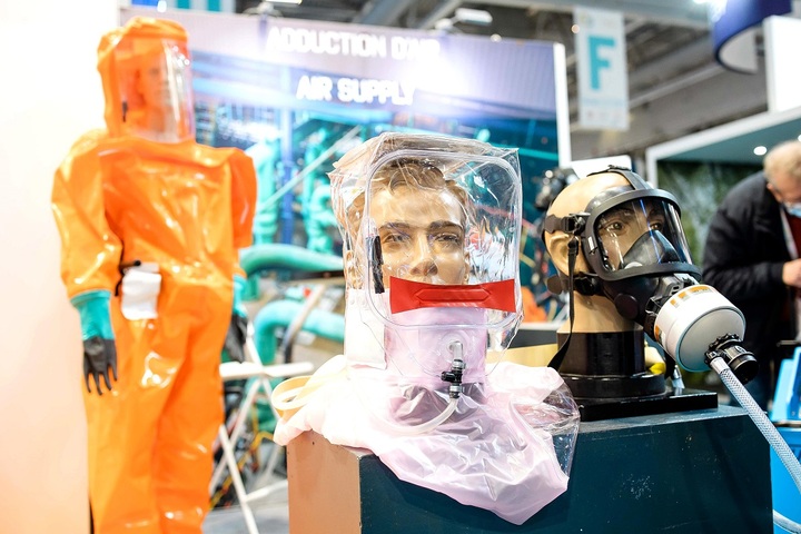 Au salon du nucléaire, on trinque à la gloire de l'atome