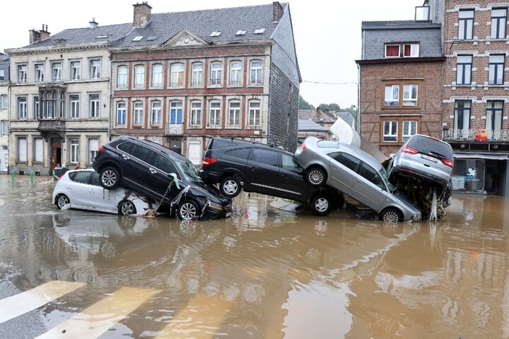 Retour sur 2021 : dérèglement climatique et dérive autoritaire
