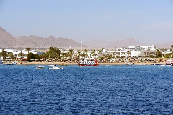 <span class="caps">COP27</span> : Avion, bus climatisés, touristes… bienvenue à Charm el-Cheikh<small class="fine d-inline"> </small>!