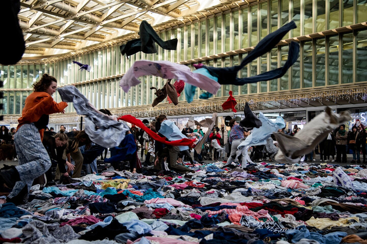 Fast-fashion : la loi enfin adoptée, mais édulcorée