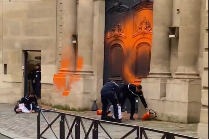 163 000 euros pour un jet de peinture : Matignon veut faire payer deux écologistes
