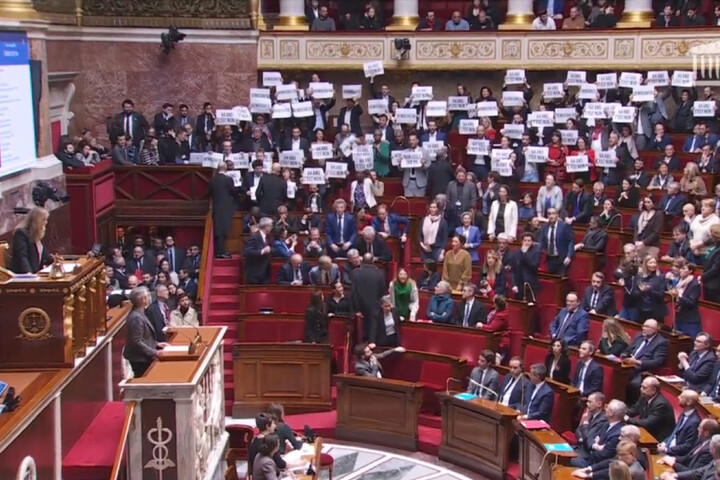 Retraites : avec le 49.3, «<small class="fine d-inline"> </small>le premier jour de la fin du quinquennat de Macron<small class="fine d-inline"> </small>»