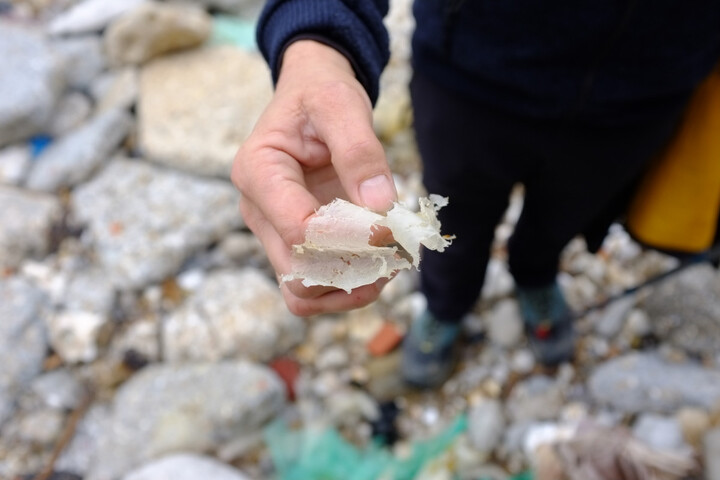 Sous les falaises près du Havre, la montée des eaux entraîne des déchets vers la mer