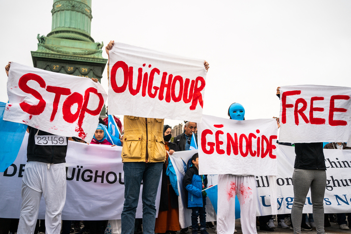 Soldes : «<small class="fine d-inline"> </small>En Europe on vend des produits issus du travail forcé des Ouïghours<small class="fine d-inline"> </small>»