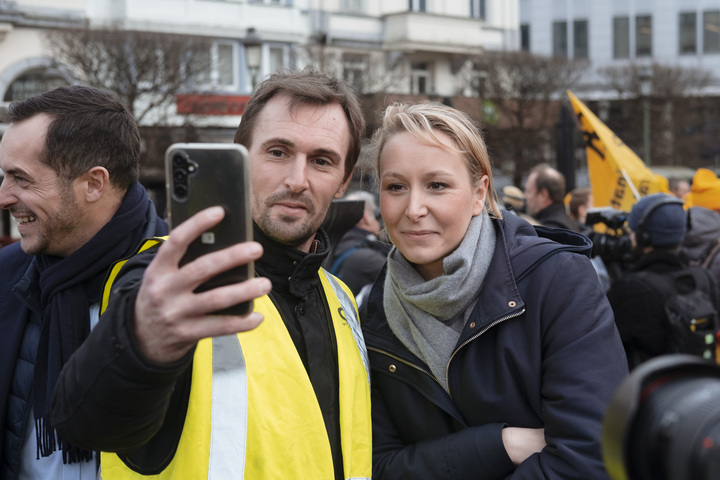 À Bruxelles, l'extrême droite propose des selfies aux agriculteurs en colère