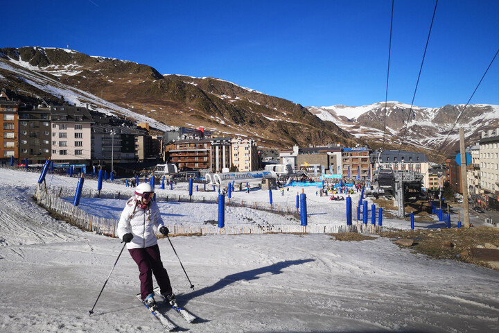 Dans les Pyrénées, le ski s'accroche aux derniers flocons de neige