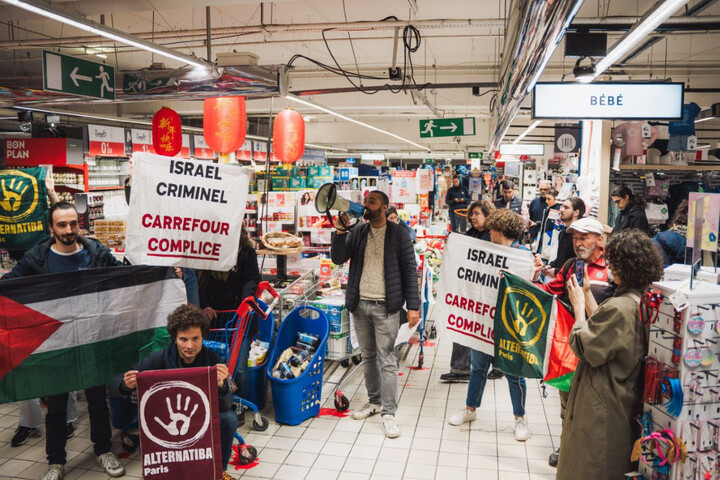 «<small class="fine d-inline"> </small>Carrefour complice<small class="fine d-inline"> </small>» : des militants écolos dénoncent les accords du groupe avec Israël