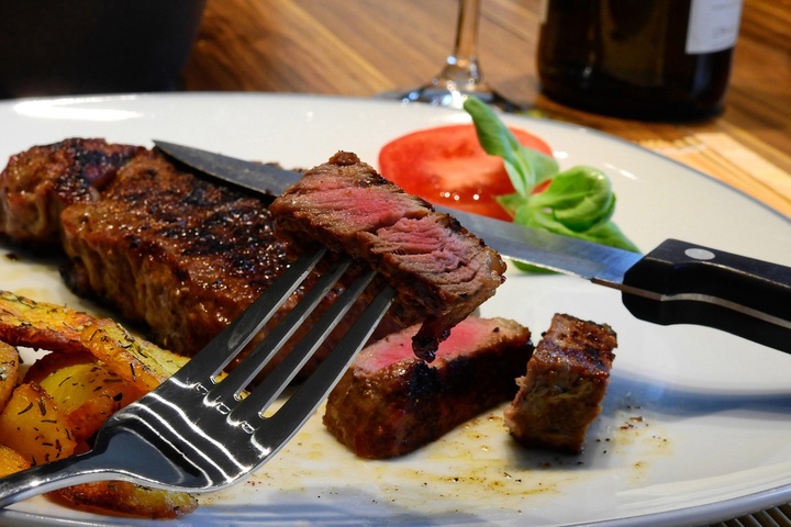 Moins de viande, plus d'amandes : comment concilier alimentation et climat