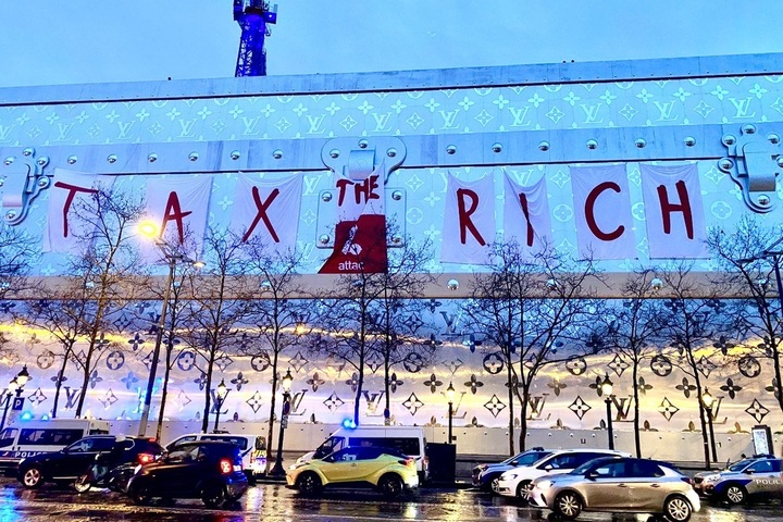 Banderole «<small class="fine d-inline"> </small>Taxez les riches<small class="fine d-inline"> </small>» sur un hôtel Louis Vuitton : 40 heures de garde à vue