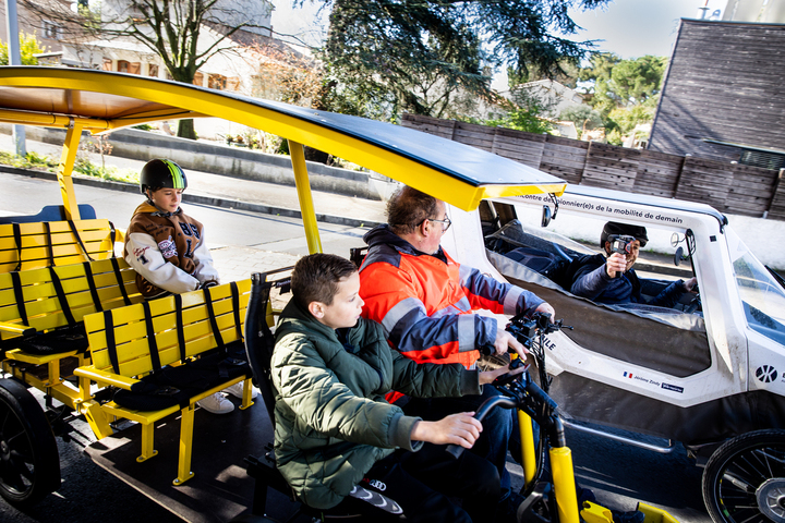 Vélotos, vélobus... Les véhicules du futur à l'assaut des routes de France