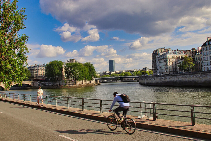 À Paris, on se déplace davantage à vélo qu'en voiture