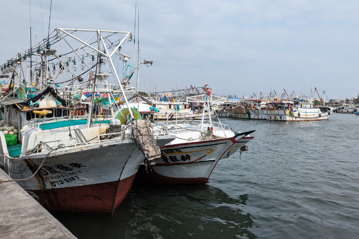 Coupés du monde sur leur bateau, ces pêcheurs vivent l'enfer