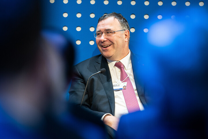 Le patron de TotalEnergies assume de produire toujours plus de pétrole et de gaz