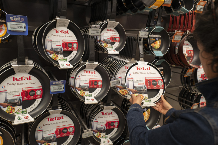 <span class="caps">PFAS</span> : les pubs de Tefal frisent la «<small class="fine d-inline"> </small>désinformation<small class="fine d-inline"> </small>» 