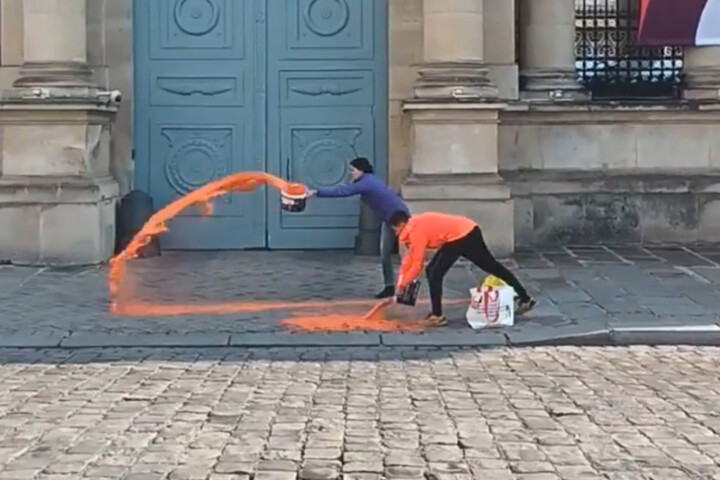 Contre la loi d'orientation agricole, de la peinture orange devant l'Assemblée