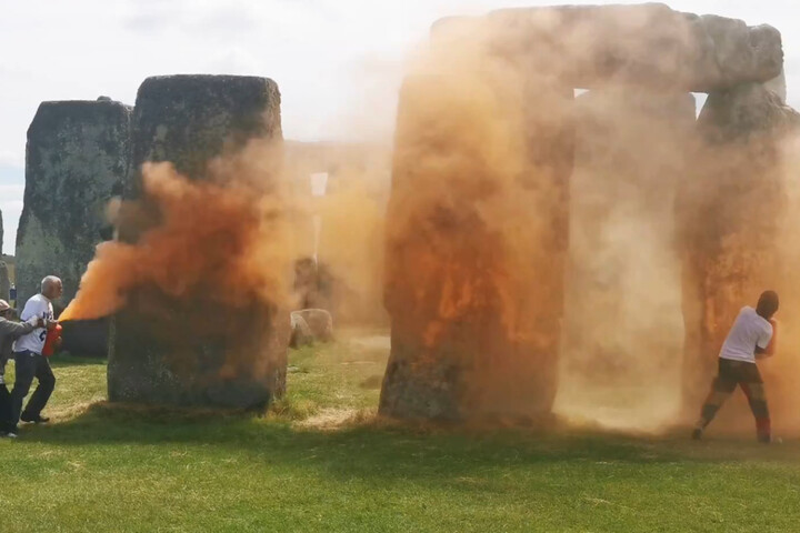 Des écologistes anglais couvrent les pierres de Stonehenge de peinture