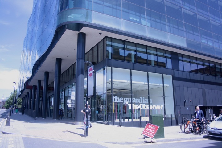 Les médias peuvent s'engager : en Angleterre, «<small class="fine d-inline"> </small>The Guardian<small class="fine d-inline"> </small>» mène campagne contre les pollueurs
