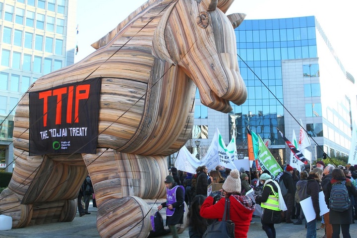 Avec le traité <span class="caps">TAFTA</span>, la volonté des entreprises remplacera celle des peuples