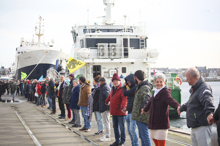 «<small class="fine d-inline"> </small>La plus grande machine à tuer<small class="fine d-inline"> </small>» : en Bretagne, ils manifestent contre un chalutier géant