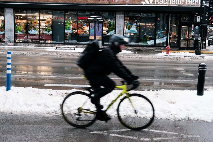 Pistes déneigées, pneus cloutés : comment les Québecois continuent à faire du vélo l'hiver