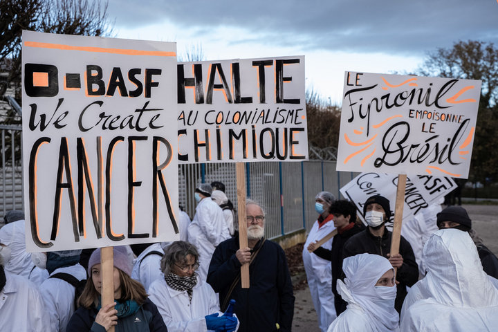 Des activistes bloquent une usine <span class="caps">BASF</span>… et découvrent une substance interdite en Europe