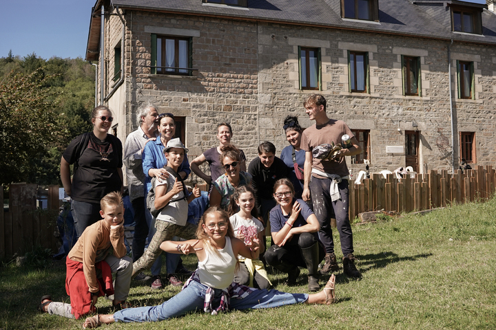 «<small class="fine d-inline"> </small>Ici, c'est différent<small class="fine d-inline"> </small>» : un village fait cohabiter enfants placés et personnes âgées