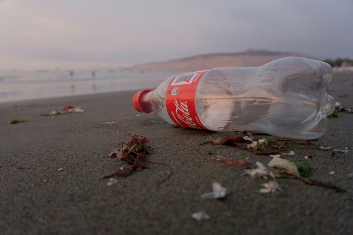 Coca-Cola utilise toujours plus de plastique vierge malgré ses engagements