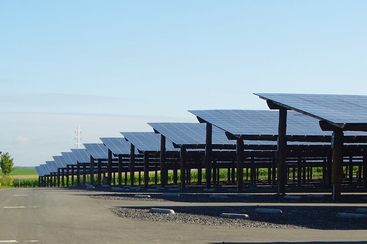 Panneaux solaires : il faut d'abord équiper les parkings, dit un rapport