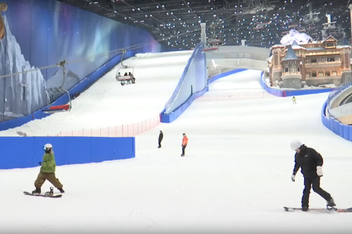 Ski en intérieur : la Chine ouvre la plus grande station du monde