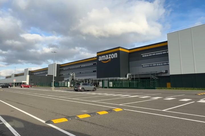 Amazon : avec 15 milliards d'euros d'investissement, le géant du e-commerce mise sur la France
