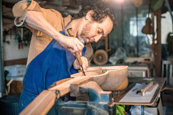 Paysan-luthier, il transforme les citrouilles en instruments de musique