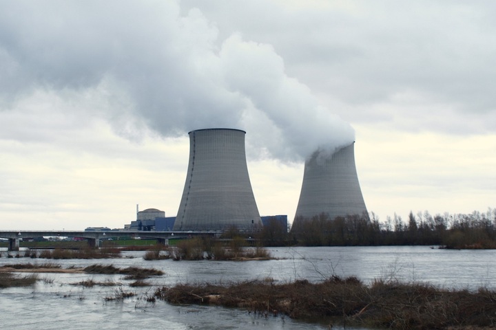 Nucléaire : les nouveaux <span class="caps">EPR</span> vont coûter beaucoup plus cher que prévu