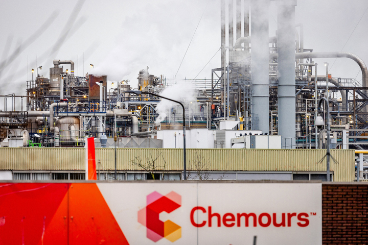 Fermeture brutale d'une usine à <span class="caps">PFAS</span> : les salariés inquiets pour leur santé