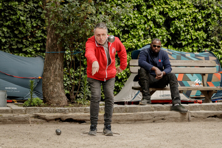 À Montmartre, les amateurs de pétanque campent pour sauver leur terrain