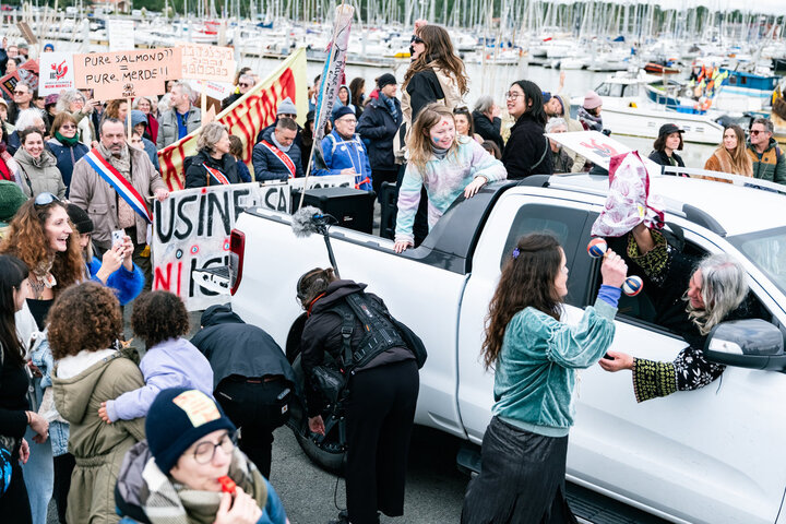 «<small class="fine d-inline"> </small>Au Verdon, pas de saumon<small class="fine d-inline"> </small>» : des centaines de manifestants en Gironde contre un mégaprojet d'élevage