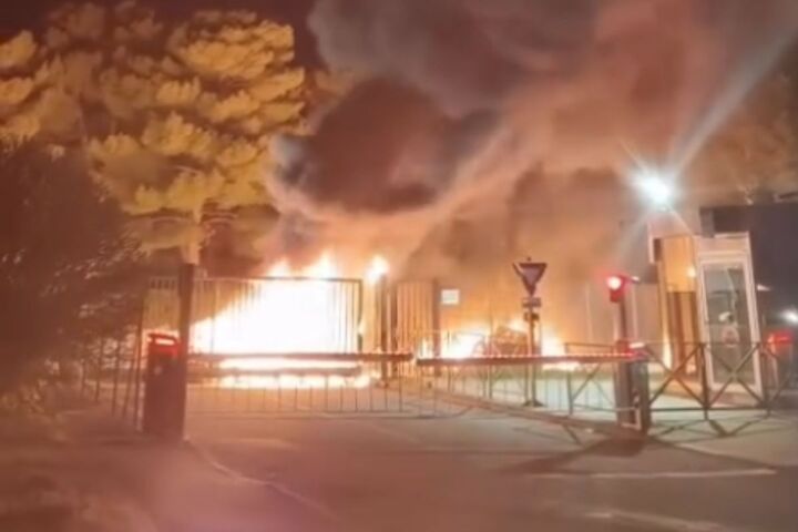 Palettes et pneus brûlés : des ostréiculteurs mettent le feu devant le siège de «<small class="fine d-inline"> </small>Midi Libre<small class="fine d-inline"> </small>»
