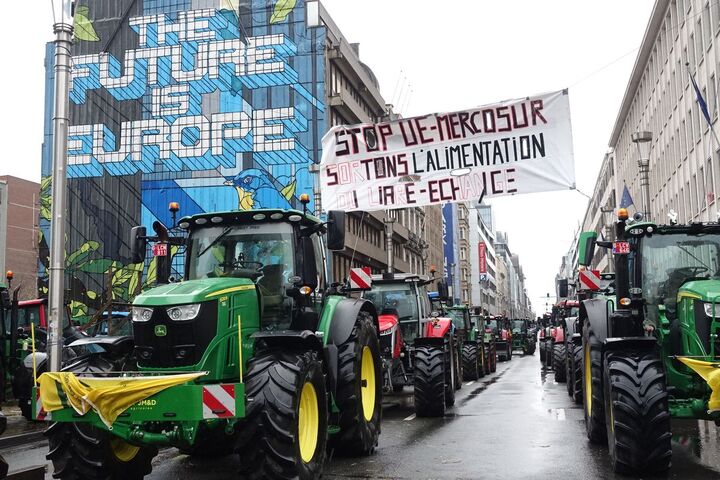 Lacrymos et canons à eau : la colère paysanne déborde dans les rues de Bruxelles
