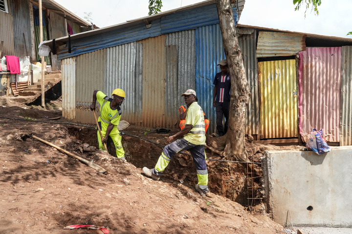 «<small class="fine d-inline"> </small>Toutes les tôles étaient par terre<small class="fine d-inline"> </small>» : un bidonville reconstruit pour résister aux cyclones à Mayotte