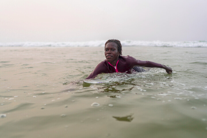 Vagues, soleil… et bactéries : les surfeurs sénégalais s'engagent contre la pollution des eaux