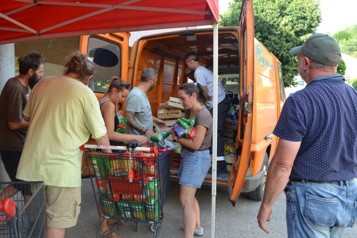 «<small class="fine d-inline"> </small>C'est une improvisation totale, mais ça fonctionne<small class="fine d-inline"> </small>» : face au feu dans la Drôme, les habitants s'organisent