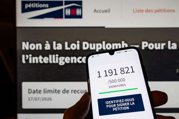 Plus d'un million de signatures contre la loi Duplomb : le gouvernement sous pression