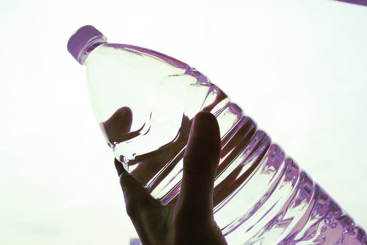 Plastique : les bouchons doivent désormais rester attachés à leur bouteille