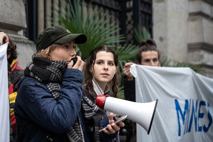 Rébellion dans les grandes écoles : «<small class="fine d-inline"> </small>Les banques polluantes décident du contenu des cours<small class="fine d-inline"> </small>!<small class="fine d-inline"> </small>»