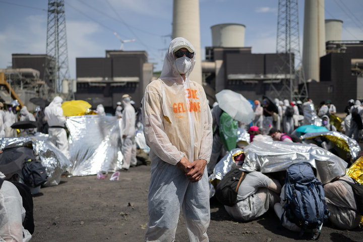 Panneaux solaires sur une centrale à charbon : en Allemagne, des activistes ciblent le retour du gaz