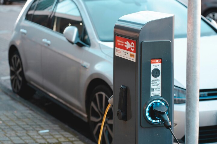 Voitures électriques : les aides à l'achat divisées par 2