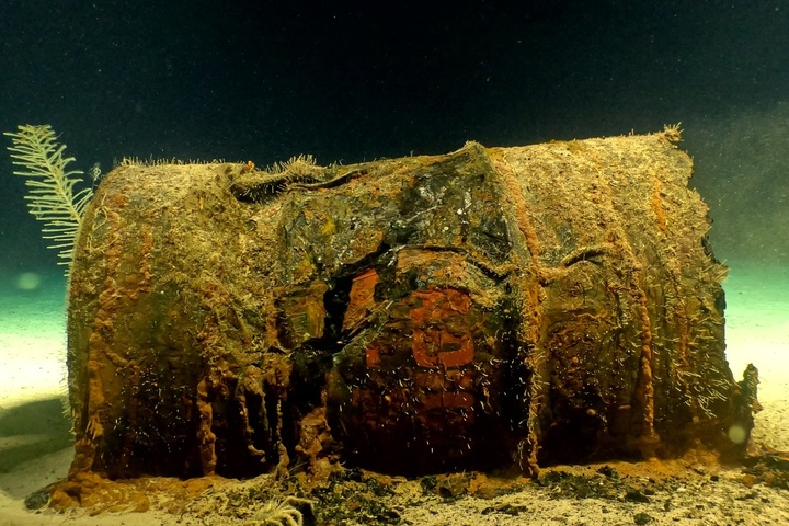 «<small class="fine d-inline"> </small>On en voit un, puis deux, puis trois…<small class="fine d-inline"> </small>» Au fond de l'Atlantique, un cimetière de fûts radioactifs