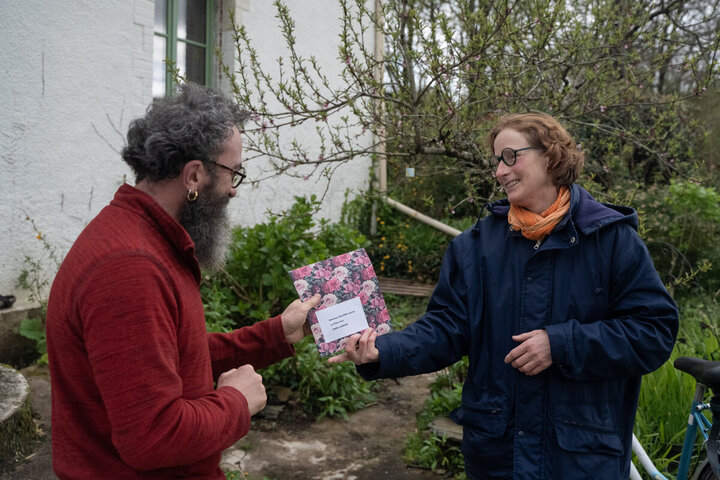 À pied, à vélo, en kayak, ces facteurs bénévoles font l'éloge de la lenteur