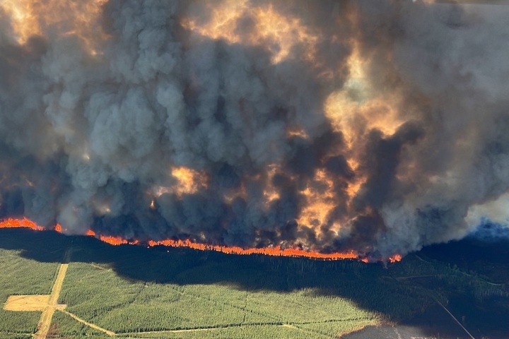 Incendies : le Canada devient le 4<sup class="typo_exposants">e</sup> plus gros émetteur de <span class="caps">CO</span><sub>2</sub> en 2023 